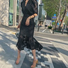 [랜덤플레이] 브이넥 레이스 패턴 프릴 원피스