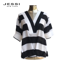 제시뉴욕 스트라이프 브이넥 반팔 블라우스 (JA85NSBP1641-레드 블랙)