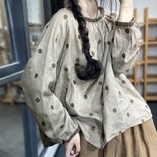 퀸앤조이 모리 배색 도트 자수 린넨 블라우스